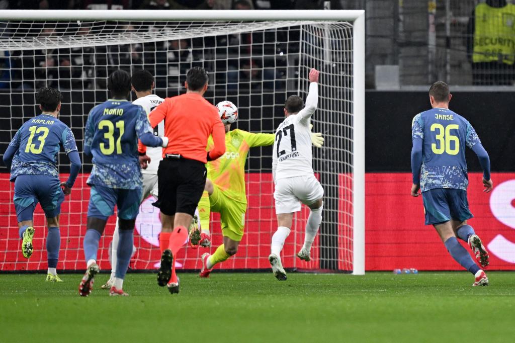 Eintracht Frankfurt steht im Viertelfinale der Europa League. - Foto: Arne Dedert/dpa