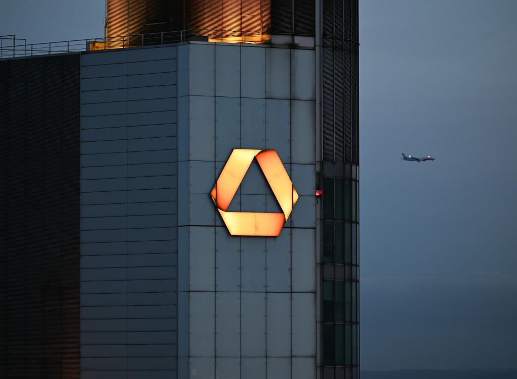 Kämpft um ihre Eigenständigkeit: Commerzbank in Frankfurt (Archivbild) - Foto: Arne Dedert/dpa