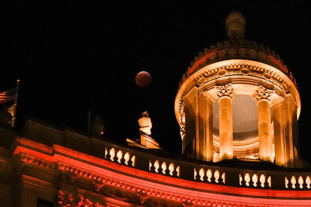 Totale Mondfinsternis über dem London House Hotel in Chicago. - Foto: Kiichiro Sato/AP/dpa