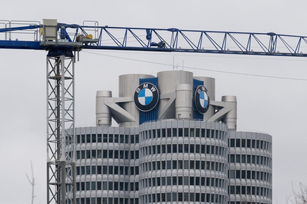 Bei BMW ist derzeit vieles im Umbruch. Das kostet Geld. - Foto: Tobias Hase/dpa