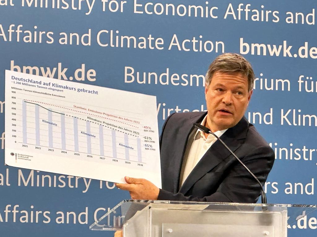 Habeck sprach von einer «Abschlussbilanz» der Klimapolitik der vergangenen Jahre. - Foto: Andreas Hoenig/dpa