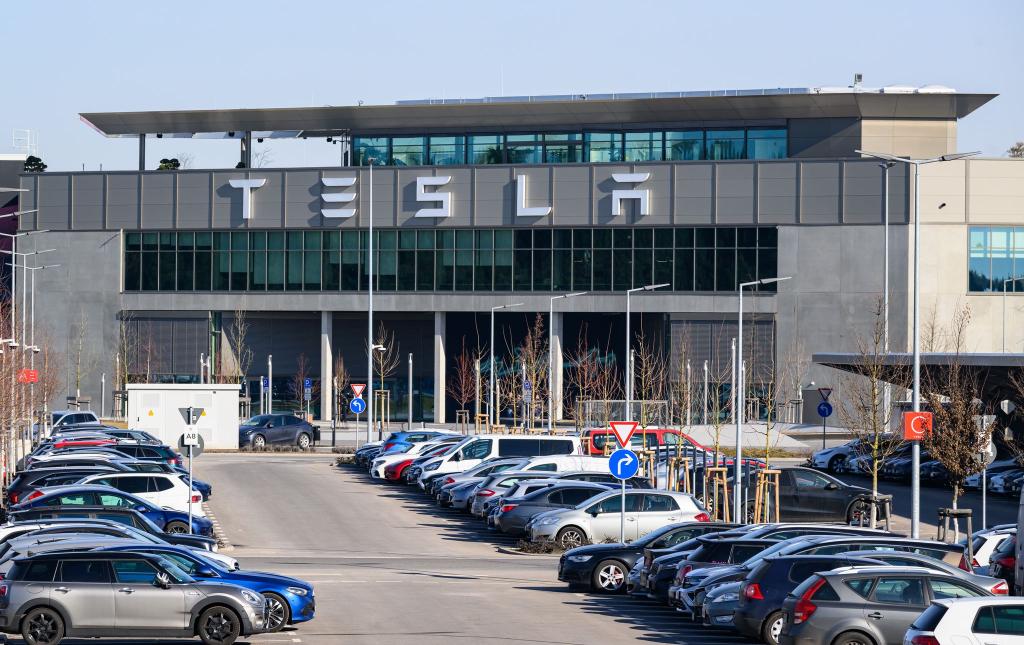 Die IG Metall wirft Tesla vor, die eigene Belegschaft einzuschüchtern. (Symbolbild) - Foto: Patrick Pleul/dpa