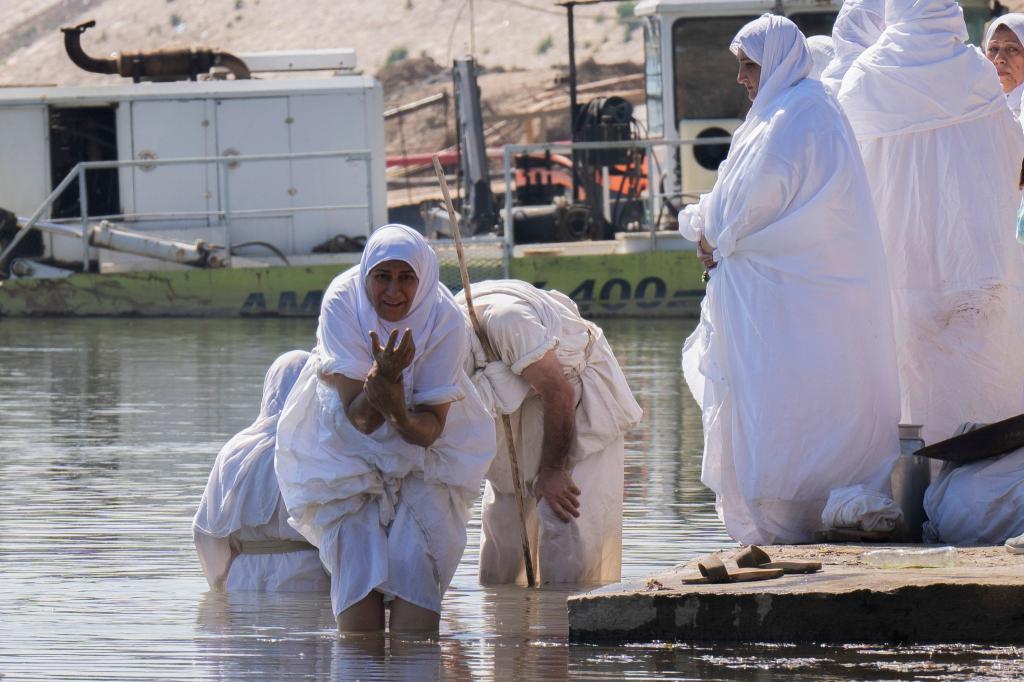 Anhänger der sabäischen Mandäer, einer vorchristlichen Sekte, die den Lehren Johannes des Täufers folgt, beten am Ufer des Tigris während einer Feier zum «Banja», dem Schöpfungsfest. - Foto: Hadi Mizban/AP/dpa