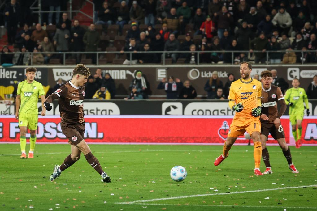 Erzielte das 1:0: FC St. Paulis Noah Weißhaupt. - Foto: Christian Charisius/dpa