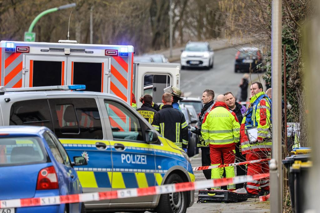 Nach einem tödlichen Schuss bei einem Polizeieinsatz sichern Einsatzkräfte die Stelle ab. - Foto: Alex Talash/dpa