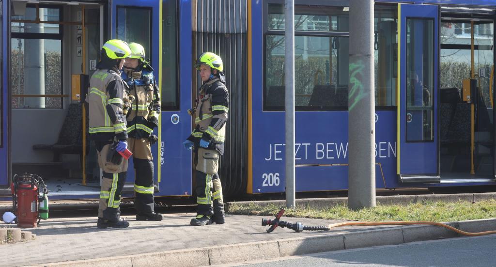 In einer Straßenbahn in Gera wurde eine Frau mit einer brennbaren Flüssigkeit übergossen und angezündet. - Foto: Bodo Schackow/dpa